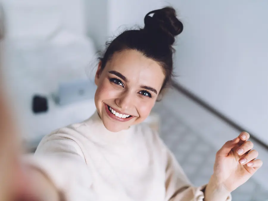 Impressum: Selfie einer jungen Frau